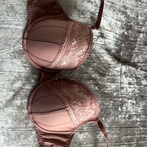 Dusty rose women’s bra. With some lacy. Size 36DDD. Never worn.